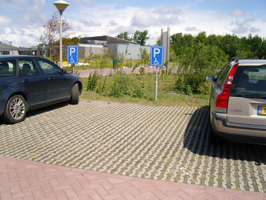 Helaas heeft deze plek veel last van de heersende windrichting: ruwe golven en men zit volop in de wind. 4.