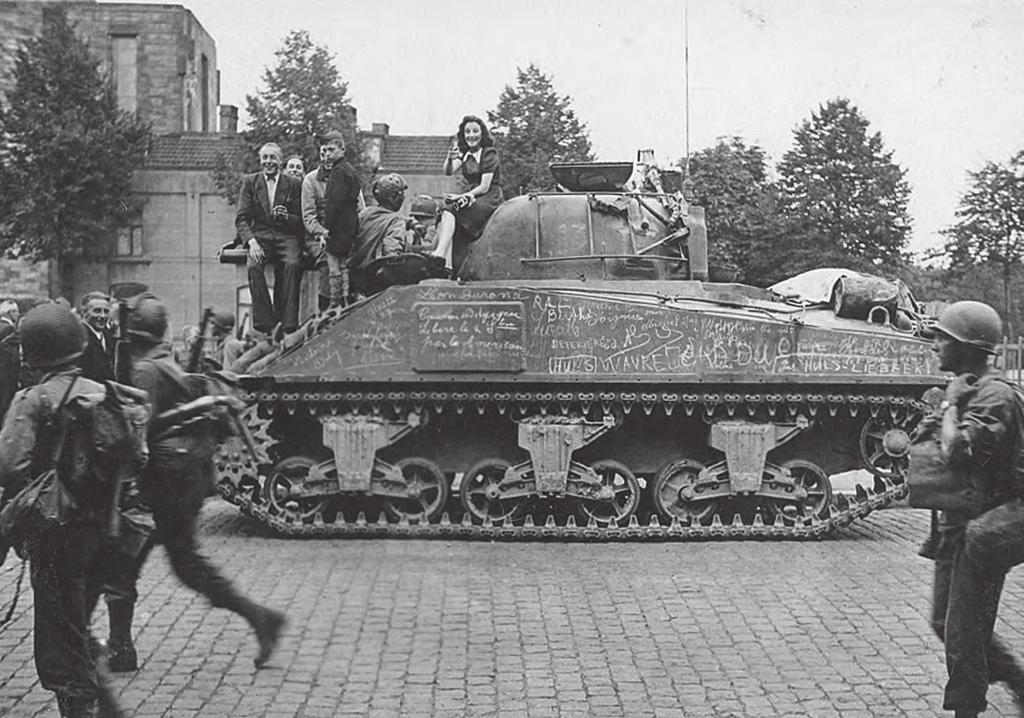 Een tank van het 743 e tankbataljon bij de Koepelkerk in Wyck-Maastricht.