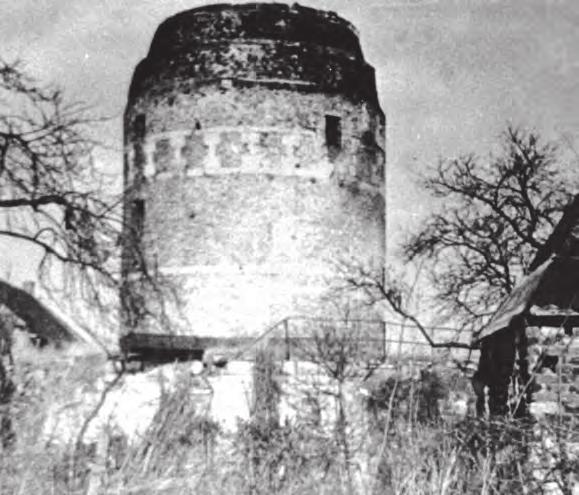 De uitgebrande molen van Gronsveld na de felle gevechten van 13 september. gewond worden afgevoerd.