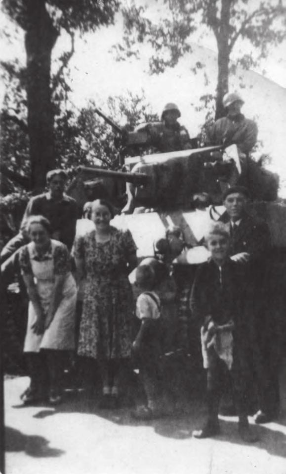 Leonard G. Oldfield. Private Inwoners van Bemelen poseren lachend voor een tank. Vanaf links: Jef Heijnens, Philomène Vollers-Heijnens, mevr.