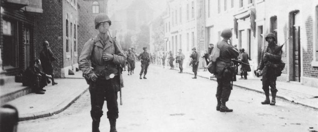 Mannen van het 119 e in Voeren. De soldaat links op de voorgrond is hoogstwaarschijnlijk Elmer C. Etherton van het 1 e bataljon, B-compagnie.