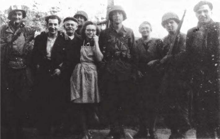Met een bevrijder op de foto in de Onderstraat: links Mariëtte van de Hove, daarnaast haar zuster Gerardine, een Amerikaanse bevrijder en helemaal rechts Jef Houbiers.