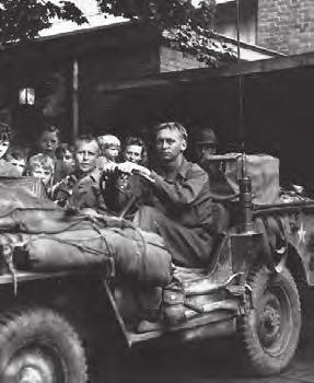 Kenneth Boel van het hoofdkwartier 3 e bataljon in zijn jeep in Noorbeek. beschermen. Er was brood, vlees, beleg voor vele dagen. Een w.c., aan alles was gedacht.