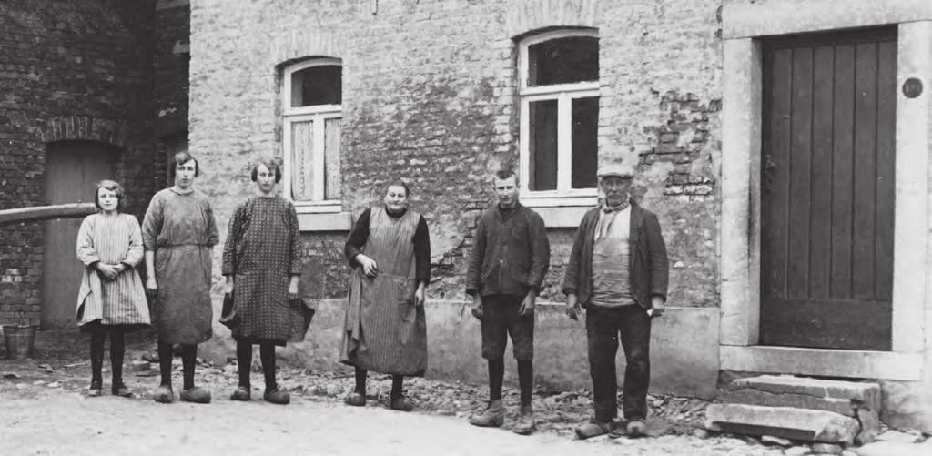 De familie Detry-Bastings op de binnenplaats van hun boerderij op Schilberg. Geheel links staat Fieneke, tweede van rechts Alphons.
