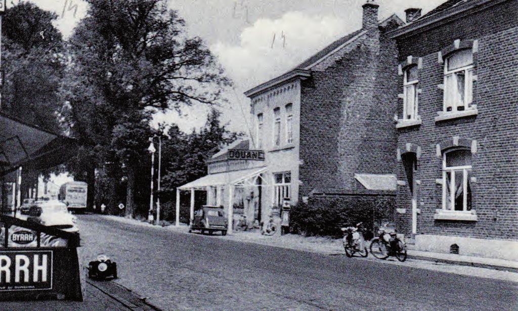 De grensovergang bij Withuis-Moelingen rond 1960. Voor het café (links op de foto) lag op 8 september 1944 het ontzielde lichaam van Charles Devriendt in de goot.