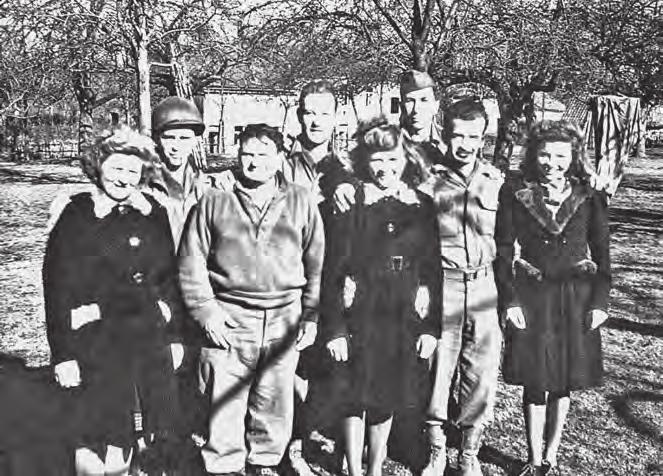 Drie van de meisjes Janssen met een groepje Amerikaanse soldaten, makkers van Harold. Links Jet, midden Geraldine, rechts Margriet. Harold nam de foto.