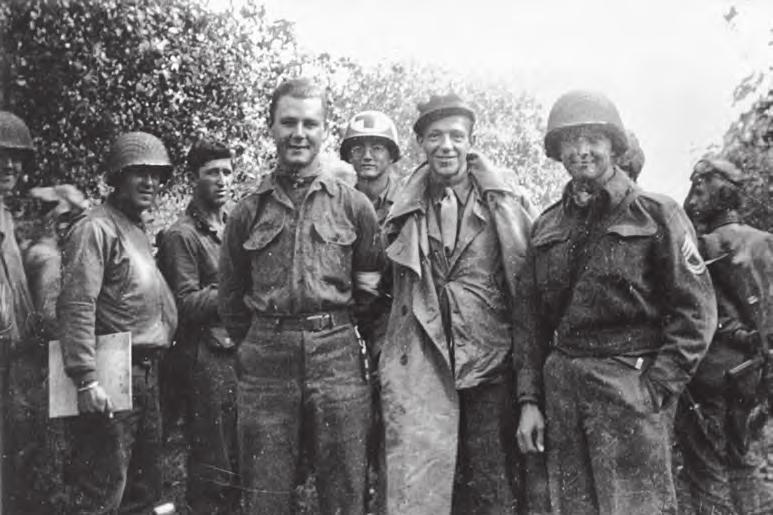 Een Amerikaanse soldaat met twee Banholtse meisjes, Lieske Houben (links)