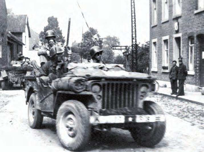 Voertuigen van de 1 e Amerikaanse infanteriedivisie (The Big Red One) aan de Planck. Deze divisie zou slechts een heel klein deel van Zuid-Limburg rond Vaals bevrijden. blazen.