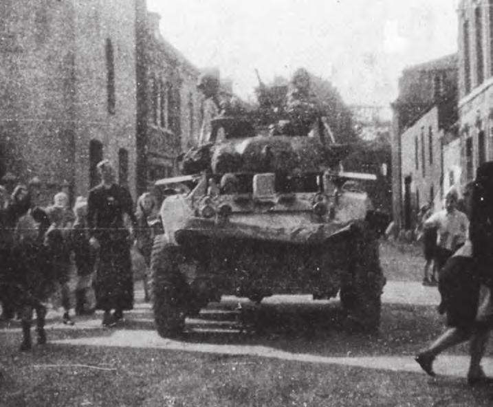 Woensdag 13 september, een M8 pantserwagen van het 113 e in de Eijsdense Kerkstraat. Eijsden-centrum De cavaleristen van het 113 e squadron brachten de nacht door in Laag-Caestert.