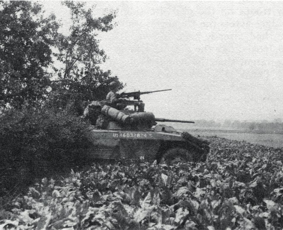 De M-8 pantserwagen van staff sergeant Eastwood (C-troop, 113 e squadron) omzeilt een Duitse wegversperring ergens in Zuid-Limburg (16 september 1944).
