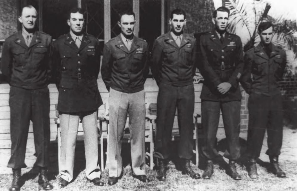 Groepsfoto van de officieren van het tweede bataljon 117 e regiment, gemaakt in april 1945 in Magdeburg, Van links naar rechts: Captain Joseph Karmierski (chirurg), Major Harold Hoppe, in 1944 als