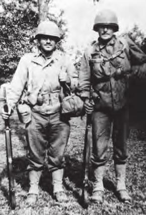Twee infanteristen van het 117 e gefotografeerd door Pierre Deckers nabij zijn woning Withuis nr. 8. Handgranaten zijn onder handbereik aan de gordels bevestigd. soldaten met de pistolen in de hand.