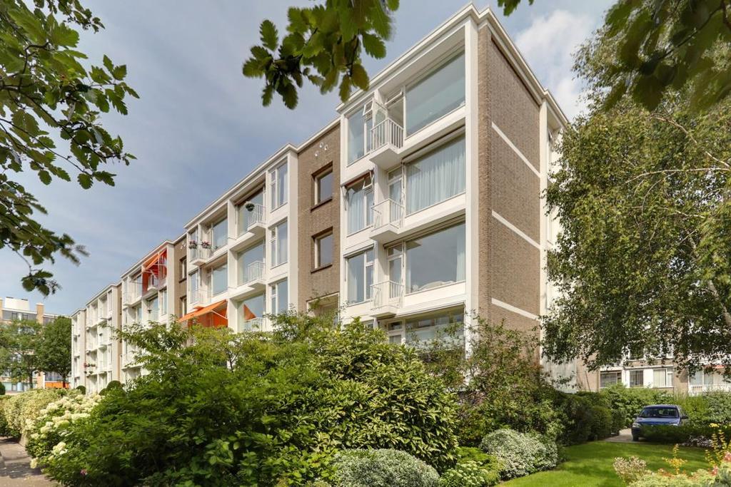 Omschrijving Een lichte 3 (voorheen 4) kamer hoek-appartement op de bovenste woonlaag. Het appartement is bereikbaar middels lift en trappenhuis.