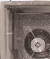 Ventilator met een vaste overbrenging in de omkasting, geplaatst op trillingsdempende rubbers.
