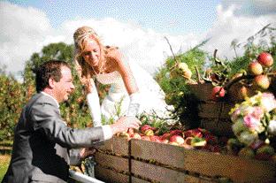 Deze week Fruithuwelijk Op vrijdag 19 augustus is Fruitteelt-redacteur Marijke van Schaik in het huwelijk getreden met fruitteler Kees van Ossenbruggen uit Ingen.