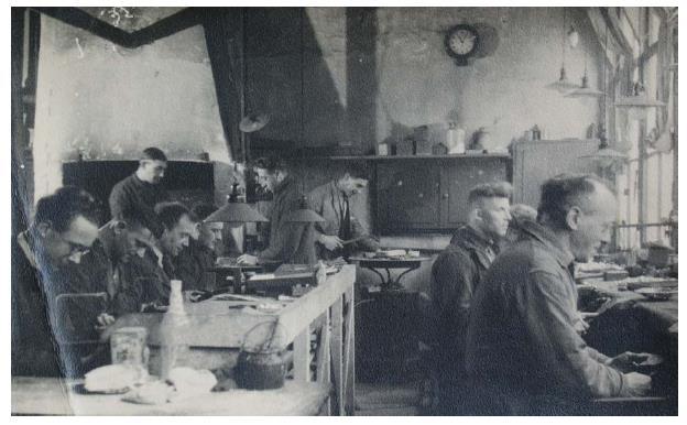 A.C. Wendels (staand links achteraan) achter de buf bij fa. Niekerk. Uiterst rechts op de foto: Ko Lensen en Jan Krens (privécoll. C. v.