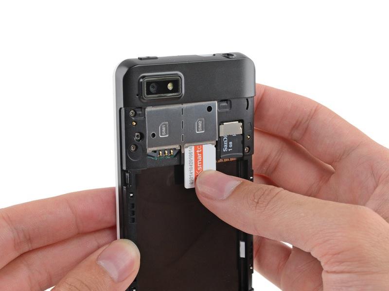 Stap 5 SIM-kaart en microsd-kaart Gebruik uw vinger om de SIM-kaart recht naar