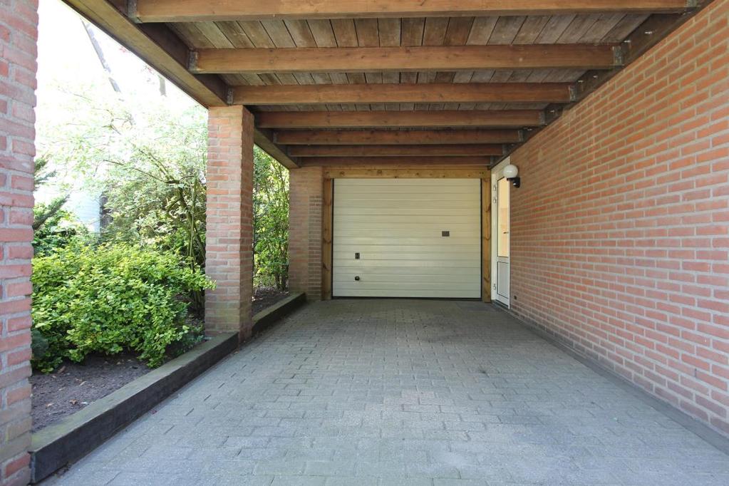 GARAGE (ca. 22 m²) Vrijstaand gelegen en opgetrokken in halfsteens metselwerk en een plat dak bedekt met EPDM dakbedekking (2017).