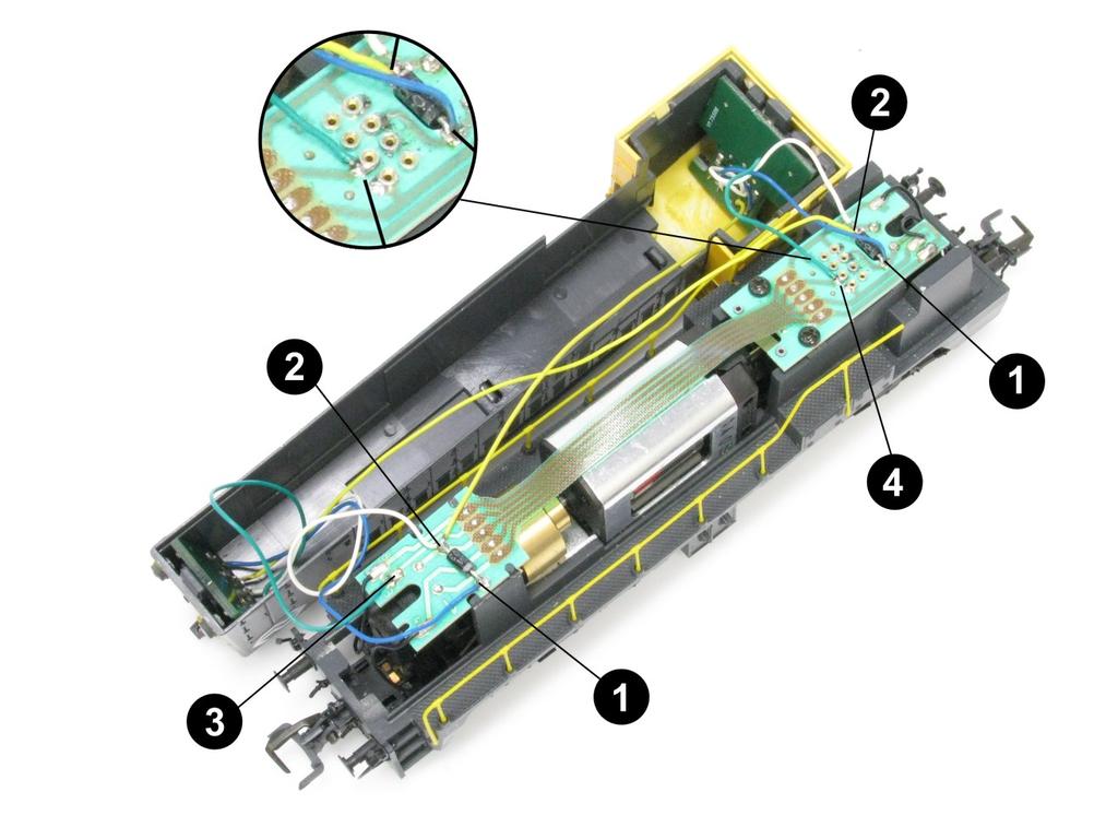 Aansluiten led print (digitaal gebruik) 1) De blauwe en witte draad aan de bijbehorende diode solderen. 2) De gele draad aan de tegenoverliggende diode bij de witte draad solderen.