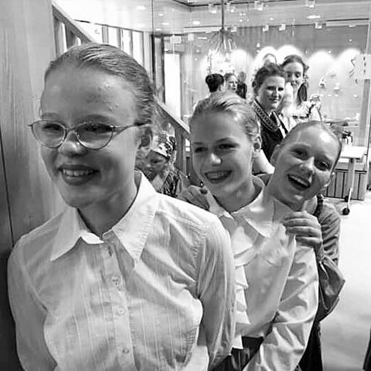 Van het Dansensemble Hallo allemaal wij zijn Tessa (16), Vera (15), Manon (14). Wij zitten in de voorbereidingsgroep en dansen daar al 2 en een half jaar.
