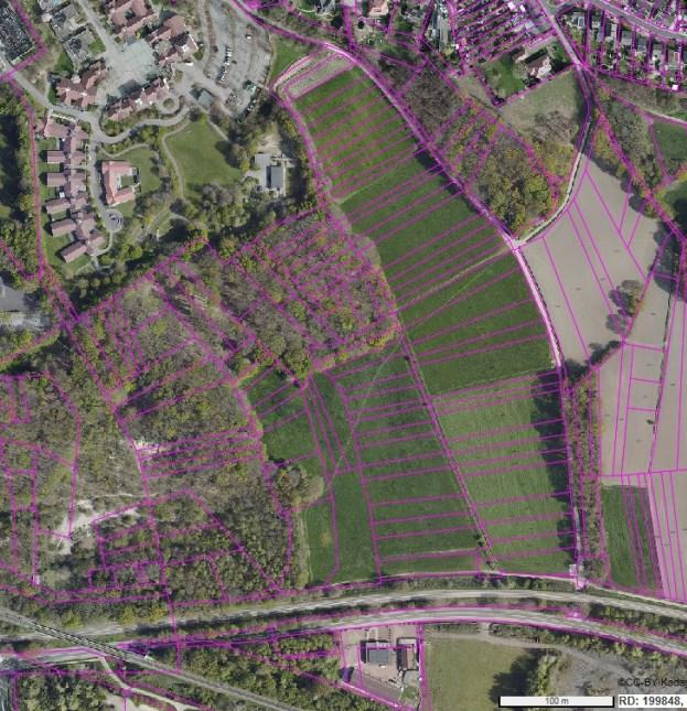 De ligging wat verder van de bebouwde kom wordt ook als minder ideaal gezien. 4. Landbouwperceel (ca. 0,32 ha) achter de Groenstraat. Dit perceel is vrij klein (rood) en thans niet te bereiken.