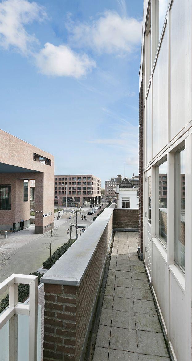 14 franksweegersmakelaardij.nl Locatie & Dakterras Locatie Het aantrekkelijke, moderne 2-kamer hoekappartement met een royaal dakterras, ca. 20,50 m2, een lift, een berging, ca. 1.60x2.