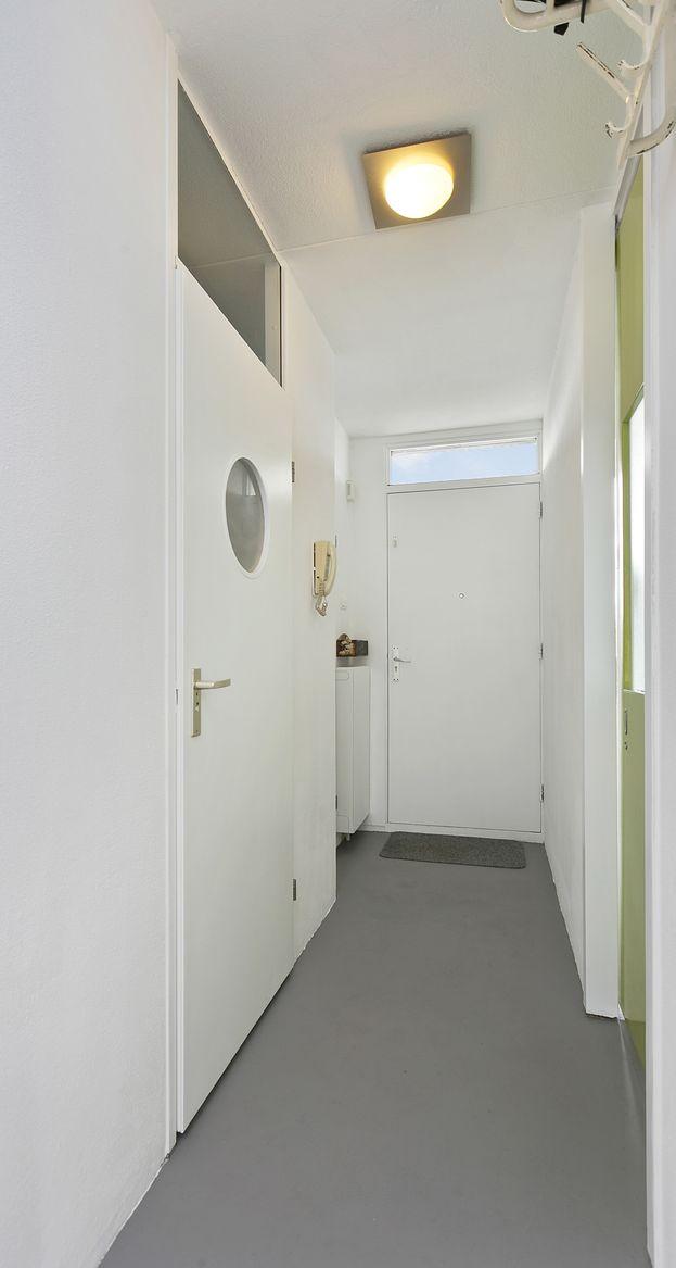 5 franksweegersmakelaardij.nl Appartement Hal/entree met een c.v.-/bergkast en een intercom. Via de semi-open hal zijn de slaapkamer, de badkamer en de open inbouwkeuken te bereiken.