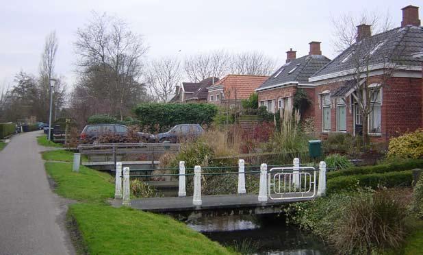 HUIDIGE BEELDKARAKTERISTIEK Fivelkade Sfeer De Fivelkade is een onderdeel van een langzaamverkeerroute langs het Damsterdiep en ter plaatse van het plangebied worden via de kade de aanwezige woningen