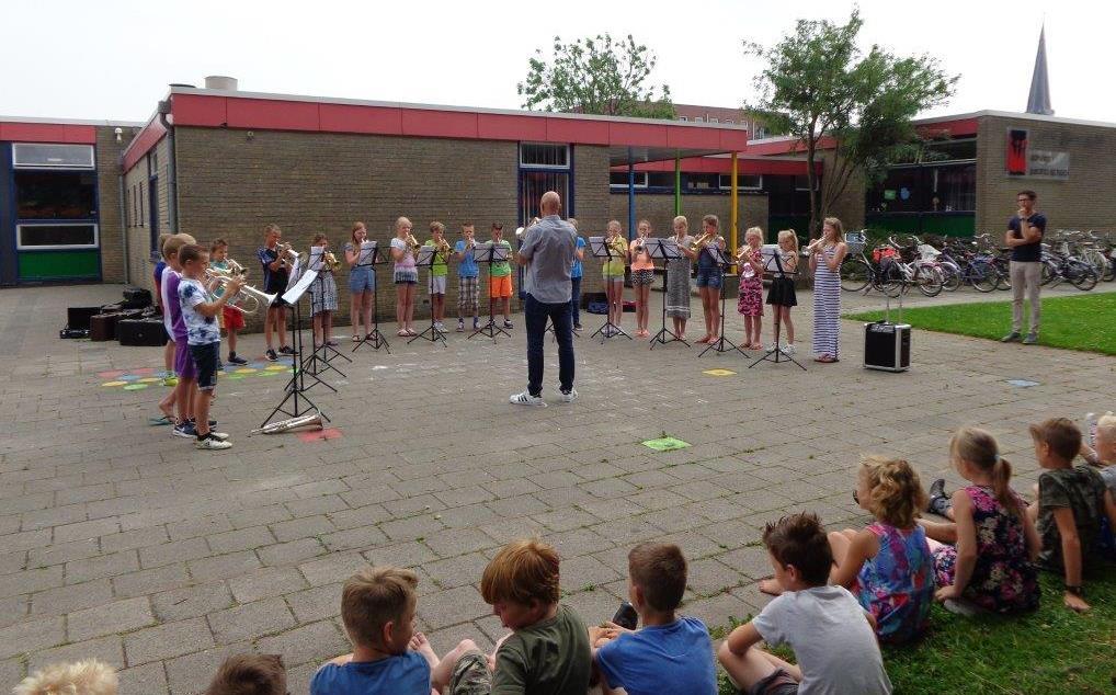 Geslaagd muziekproject Met een heus openluchtconcert is het muziekproject op de Koningin Julianaschool afgesloten.