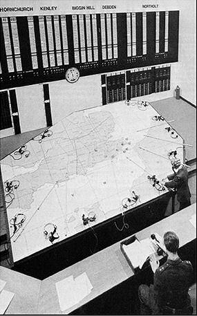 kleurblokken gebruikte op een grote geruite kaart van het Verenigd Koninkrijk. Deze blokken werden volgens de verplaatsingen van vijandige toestellen op de kaart verschoven.