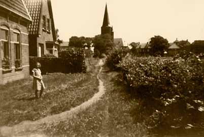 Naast het huis van de familie De Vries stond het huis van de familie Schut dat in 1952 over een afstand van 800 meter werd verrold naar de hoek Dorpsstraat - Pr. Beatrixstraat.