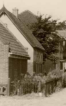 Arbeiders Bond, woonde eerst aan de Stetweg, vanaf 1908 aan de Vinkebaan, na de oorlog aan de Eerste Groenelaan, vanaf 1955 aan de Baanstraat te Beverwijk en het laatste anderhalf jaar verzorgd in