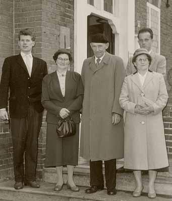 Beverwijk 22-11- 1956 met Maria Petronella (Ria) de Ruijter, geb. Beverwijk 4-5-1934, dr. van Cornelis J. de Ruijter en Maria P. de Graaff. Kinderen: John en Anthony de Vries.