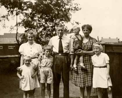 Het gezin van Antoon de Vries en Anna Schipper. V.l.n.r. Ria met Ans, Ton, vader Antoon, moeder Anna Schipper met Theo op haar arm en Winny op de Hoogevoort.