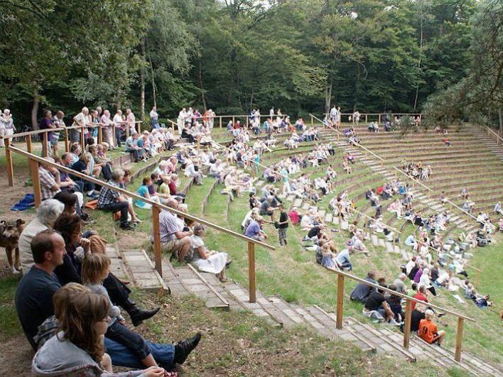12 Openluchttheater (Bostheater) Het grote amphitheater Tegenwoordig heet dit het Bostheather en worden hier 's zomers voorstellingen gehouden door uiteenlopende groepen.