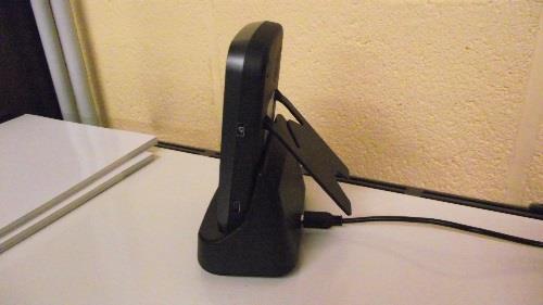 U kan de handset opladen via de docking station of door het via een USB-mini kabel aan een computer te verbinden. Laad de handset steeds 12 uur voordat u een lange tijd afwezig bent! Hoe opladen: i.