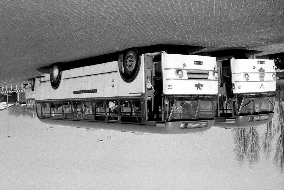 foto: Wim Vink Aan het einde van hun leven bij M&K werden deze Holland Coaches nog ingezet voor personeelvervoer en voor drukke spitsdiensten.