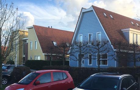 Bij de historische gebouwen in de reeks - een negentiende-eeuwse villa, de Honig fabriek wordt meestal heel