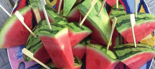 Watermeloenijsjes Watermeloen Ijsstokjes Tip Leg de watermeloenijsjes op een leuke schaal om het extra feestelijk te maken. 1. Snijd de watermeloen in kleine driehoeken. 2.