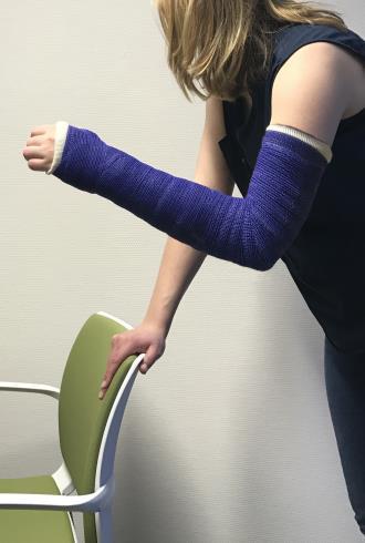 Ga enigszins gebukt en houd uw rug recht. Steun daarbij met uw gezonde arm op een stoel. Draai rustig cirkels met uw arm. U kunt deze oefening met of zonder draagband doen).