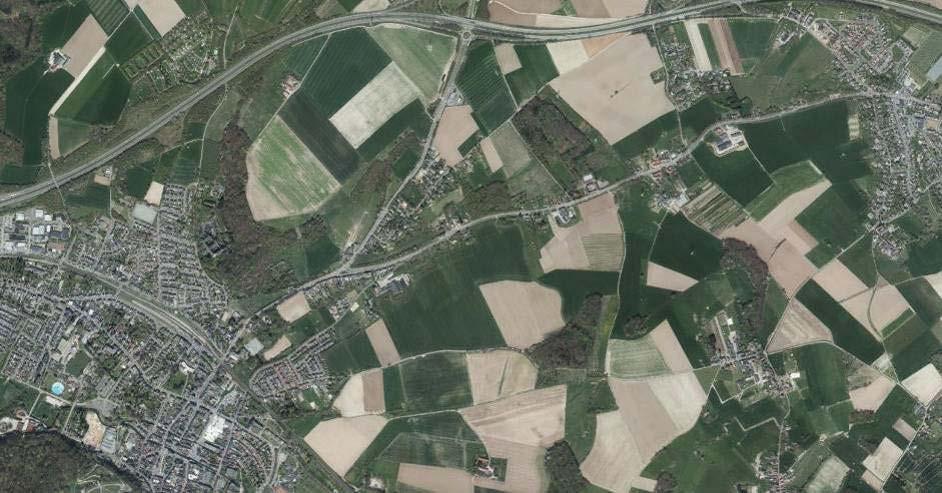 1. INLEIDING 1.1. Aanleiding Aan de Hekerbeekweg 84 te Valkenburg ligt een kleinschalig agrarisch bedrijf met een klein veebestand en circa 15 hectare landbouwgrond.
