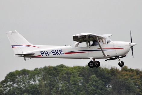 Door landingsgestel gezakt, Fokker S.11.1, PH-GRY, Vliegbasis Gilze-Rijen, 13 augustus 2014 Tijdens een instructievlucht bewoog het vliegtuig na de landing op baan 28 naar links.