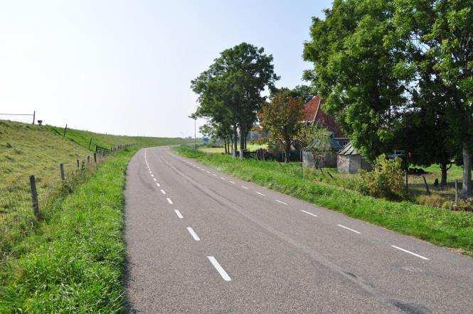 Noordeinde met karakteristieke bebouwing op de dijk en uitzicht op de Gouwzee en Marken als toeristische trekpleister. Katwoude kent relatief veel braken kort naast elkaar.