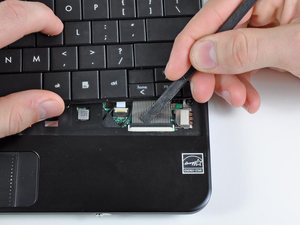 Gebruik uw nagel of het platte uiteinde van een spudger om klap de vasthoudflap op het toetsenbord kabel ZIF socket.