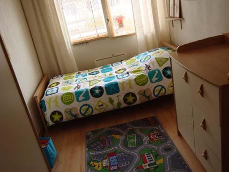 9,5m 2 ) slaapkamer (momenteel in gebruik als kinderkamer), voorzien van rolluiken, laminaatvloer, centrale verwarming, strakke wand- en plafondafwerking