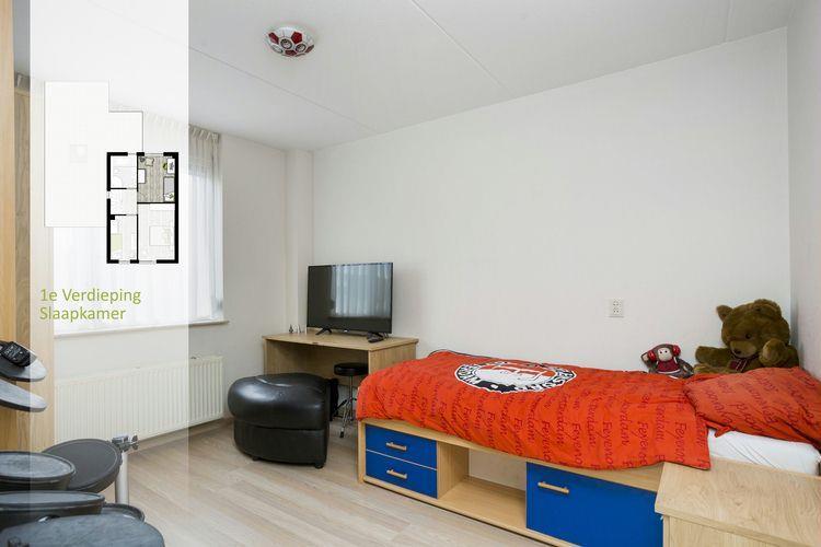 De tweede slaapkamer is 11 m2 en ligt aan de achterzijde. Ook deze kamer is praktisch in te delen en behalve als slaapkamer zeer geschikt als werk- of studeerruimte.