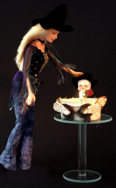 Op het tweede Halloweens-feestje heeft Barbie zich het uiterlijk aangemeten van een moderne heks.