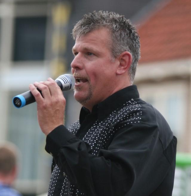 30 uur in de Orangerie Ab Lakeman is een Alkmaarse zanger met een breed en zeer herkenbaar Nederlands
