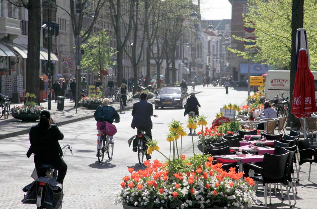 Den Haag fietsstad Saskia Kluit legt tijdens de bijeenkomst van de Raadscommissie Leefomgeving uit dat de fiets het belangrijkste vervoersmiddel is voor mensen zonder auto of rijbewijs.