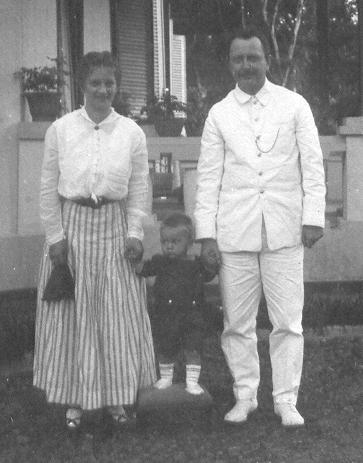 De jeugdjaren van F.C.A. Huber Uit het babyboek Eerste levensjaren het volgende citaat: "Donderdag 26 oktober 1916 werd Ferry geboren.